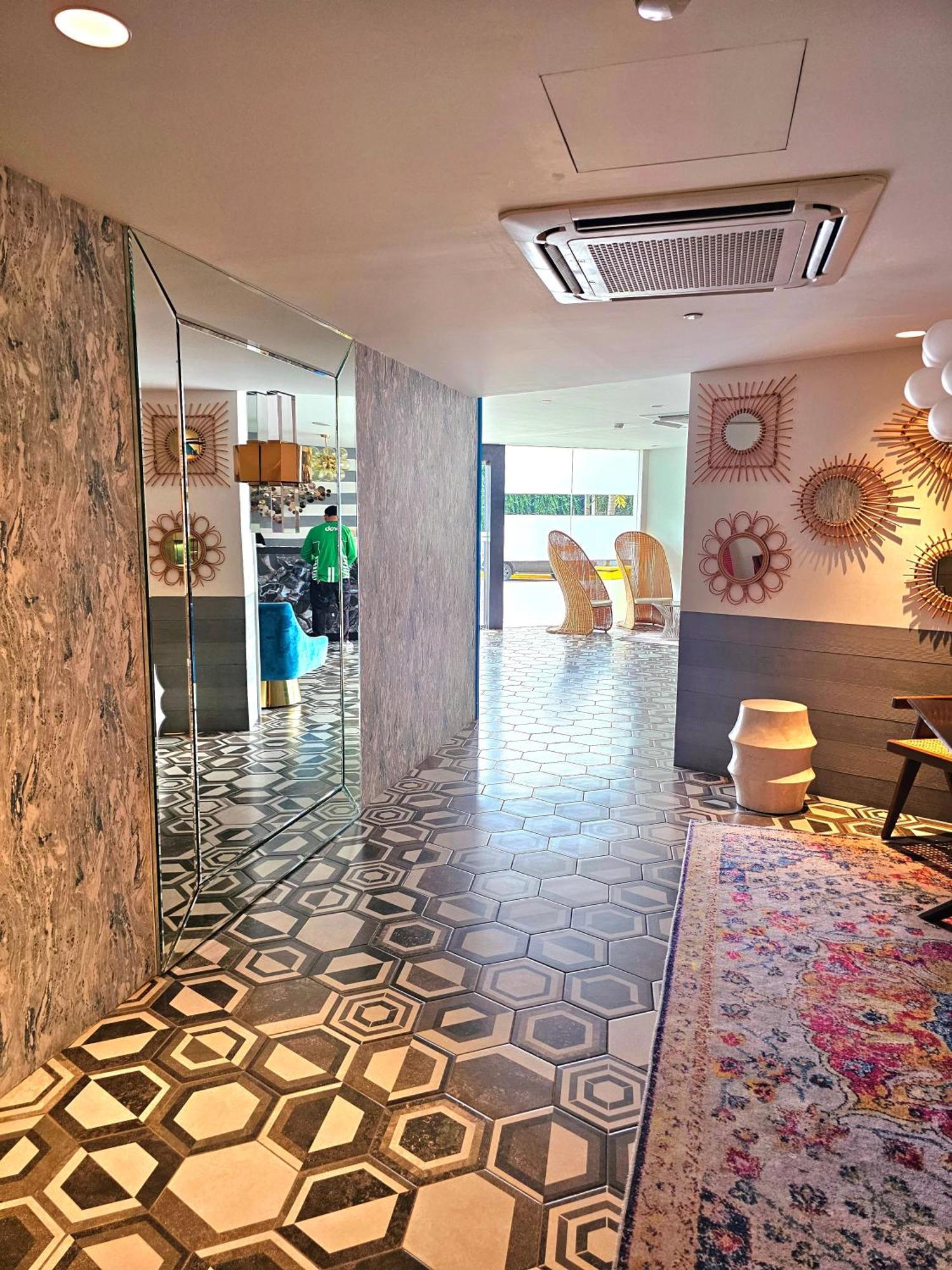 Acellyne'S Suites At The Residences At Commonwealth By Century Quezon City Exterior foto