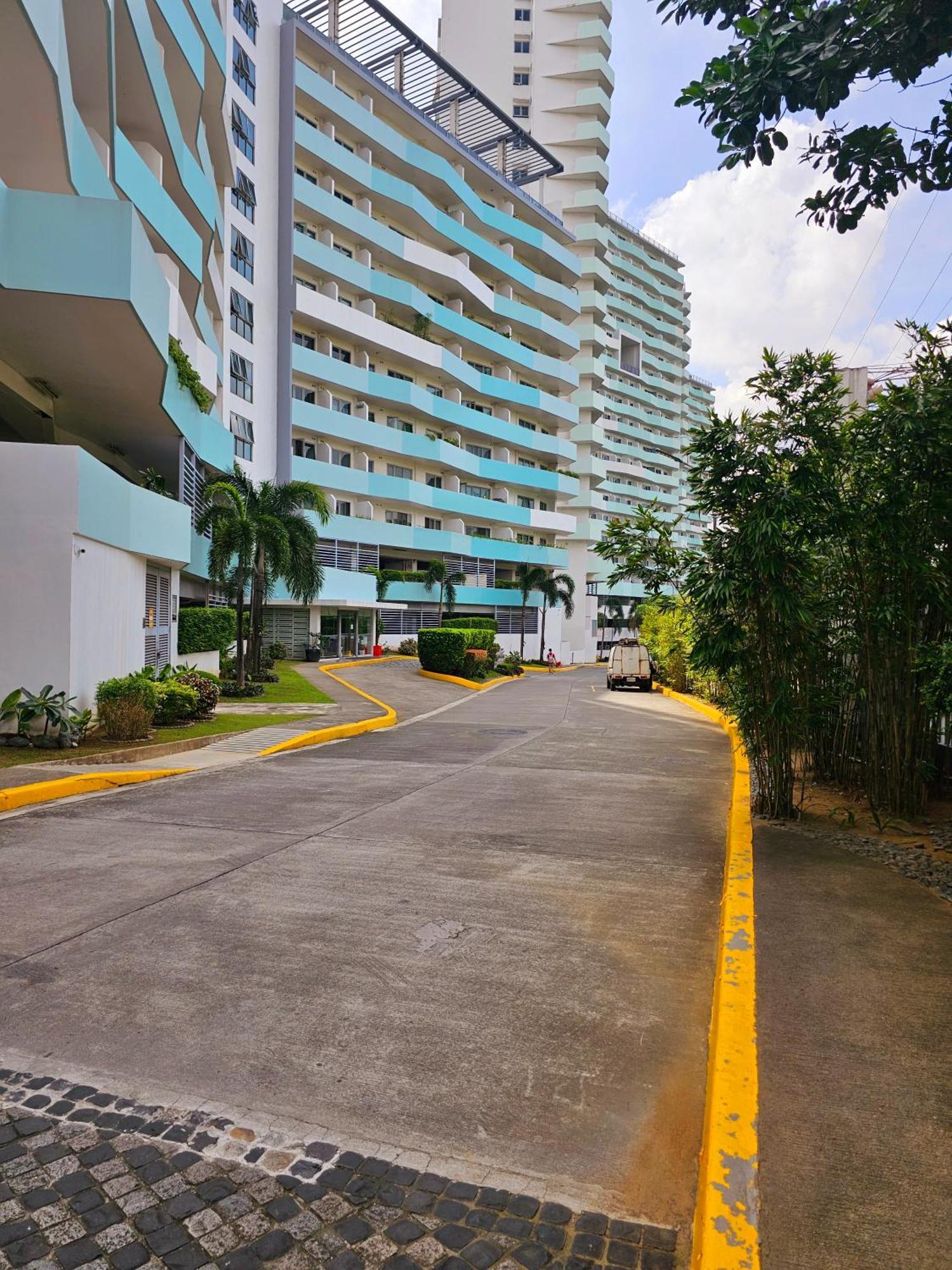 Acellyne'S Suites At The Residences At Commonwealth By Century Quezon City Exterior foto