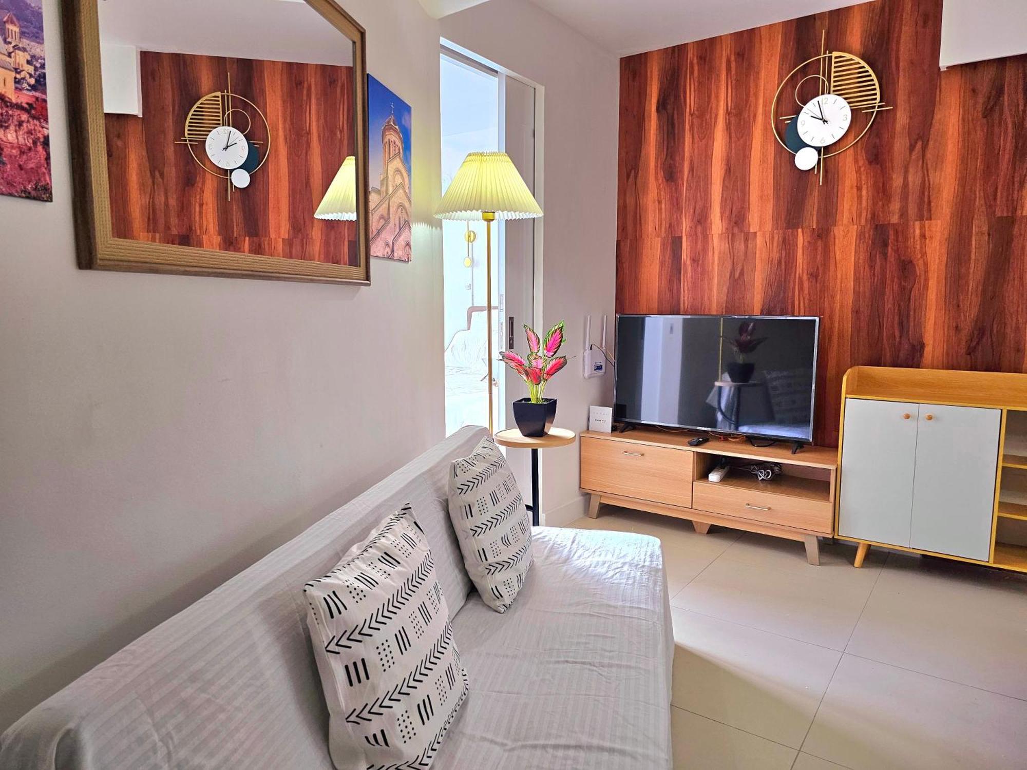 Acellyne'S Suites At The Residences At Commonwealth By Century Quezon City Exterior foto