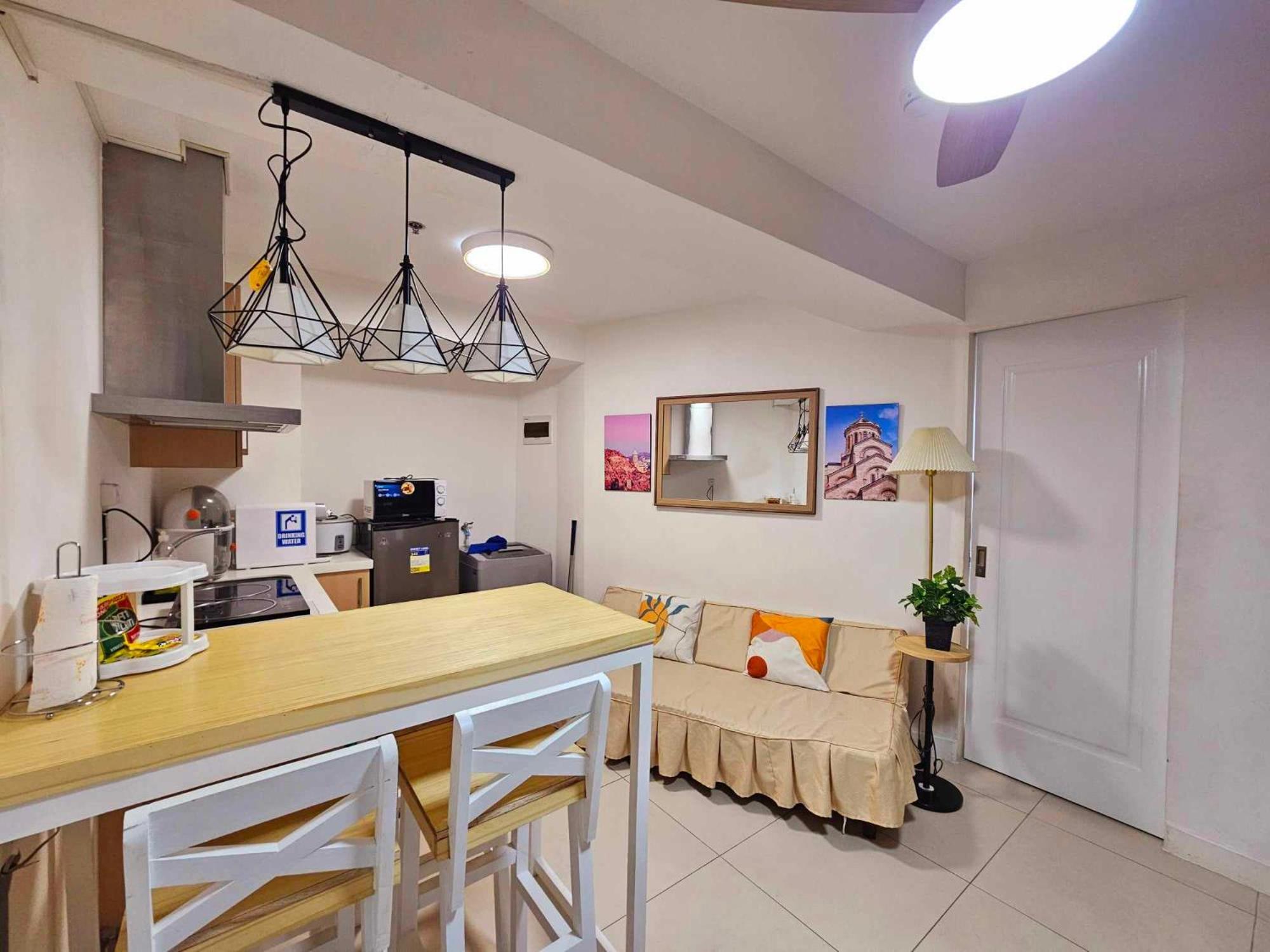 Acellyne'S Suites At The Residences At Commonwealth By Century Quezon City Exterior foto